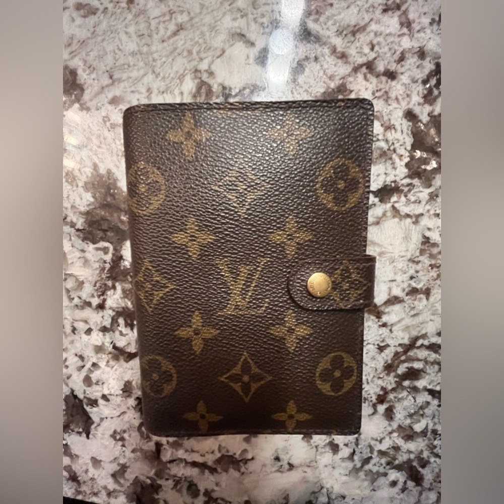 ‼️ PRICE DROP TODAY $185‼️ LV agenda Pm size (Authentic)